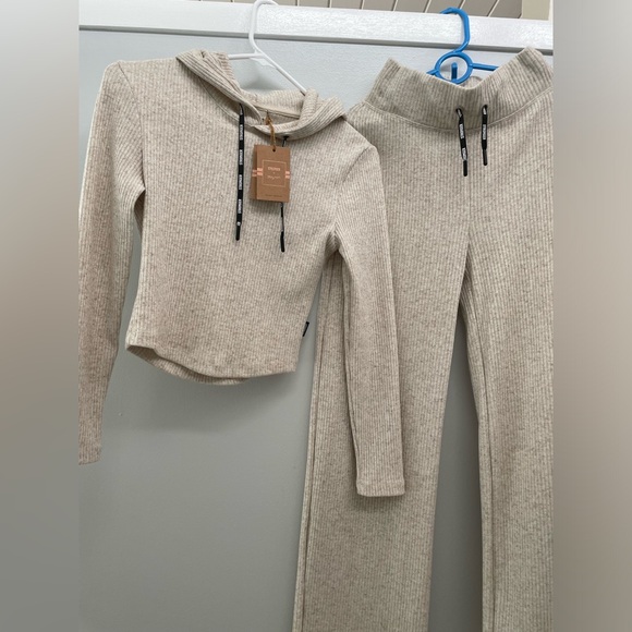 Stronger crop top and straight pants set - Picture 3 of 5